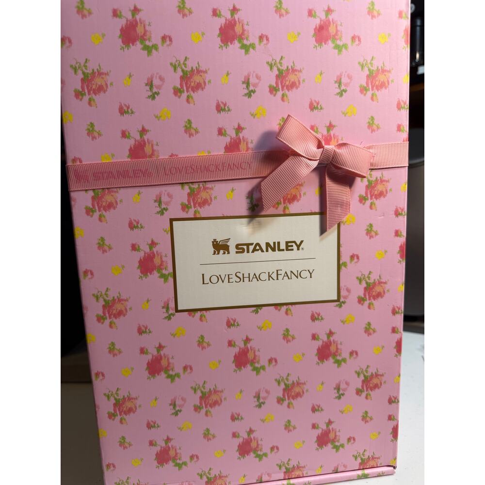 Stanley 1913 x LoveShackFancy 40oz H2.0 FlowState Quencher Ribbon Rosa NIB - Picture 2 of 12